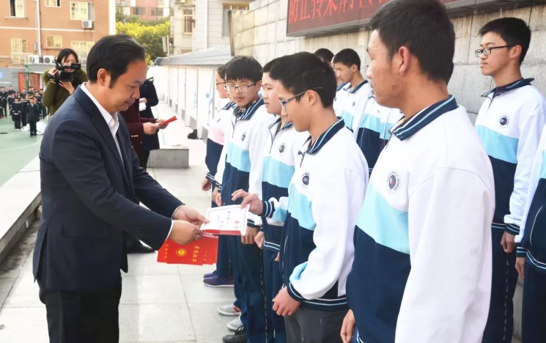 興進集團董事長羅欣先生為優(yōu)秀學子頒發(fā)獎學金